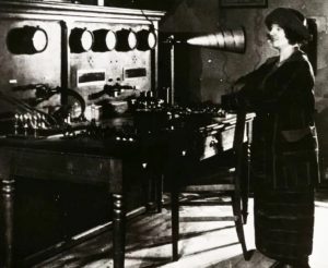 Femme devant un poste de télétransmission ancien