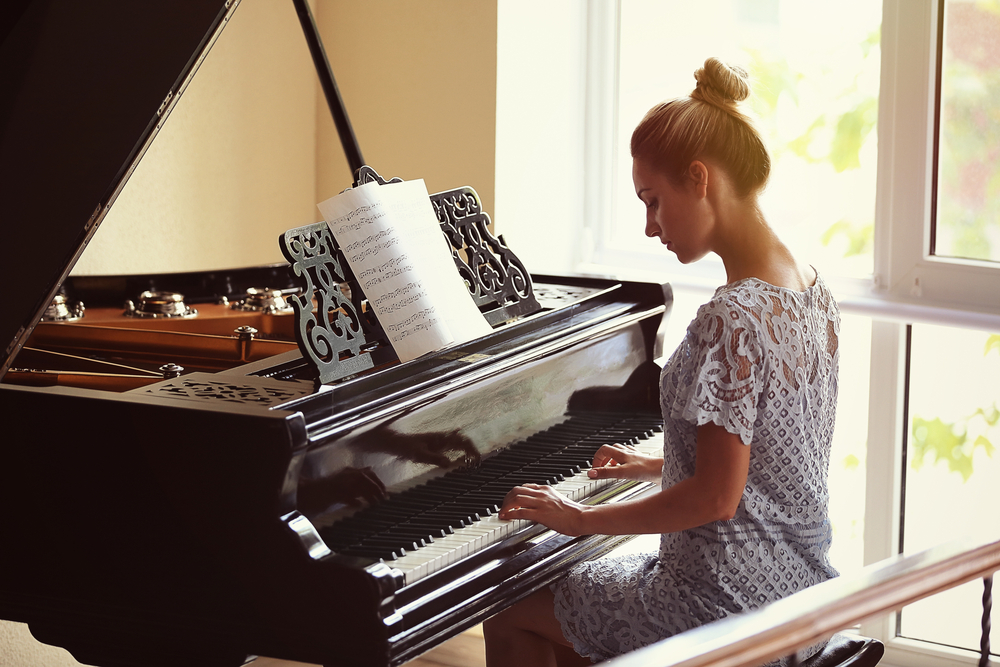 jeune femme qui joue du piano